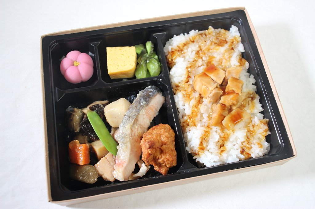 焼き鮭＆唐揚げと焼き鳥ごはん弁当